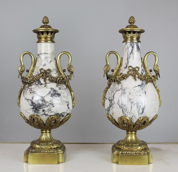 Pair of marble and gilt bronze casseroles. 