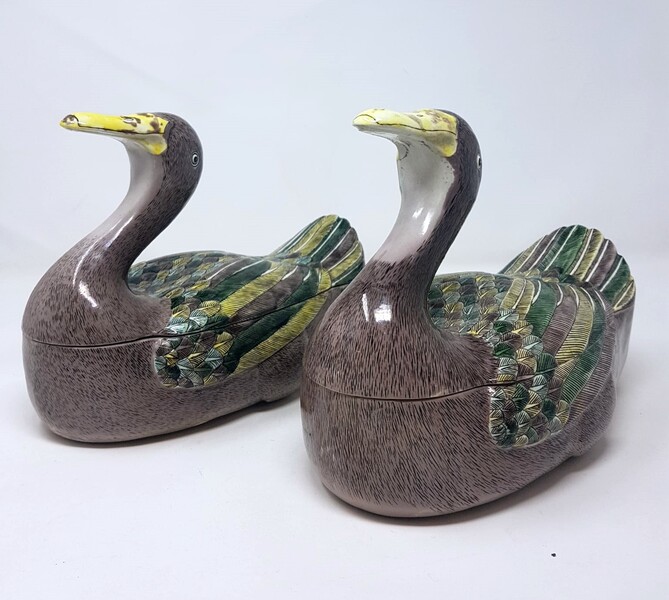 2 polychrome Chinese porcelain ducks forming a box, 19th