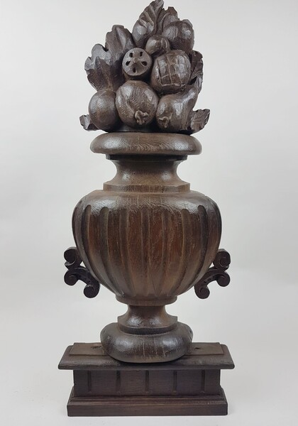Bas relief in oak, representing a vase decorated with fruit, 18th