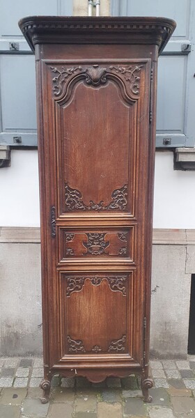 Bonnetière in carved and molded oak, 19th 