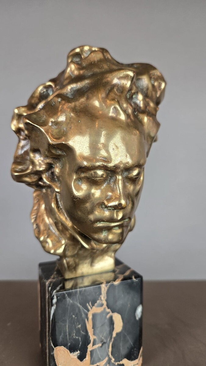 Bronze statue of Beethoven on a marble pedestal, by Alfredo Pina, 20th century