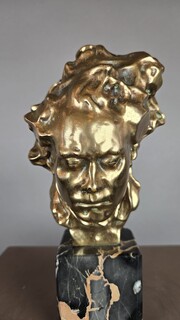 Bronze statue of Beethoven on a marble pedestal, by Alfredo Pina, 20th century