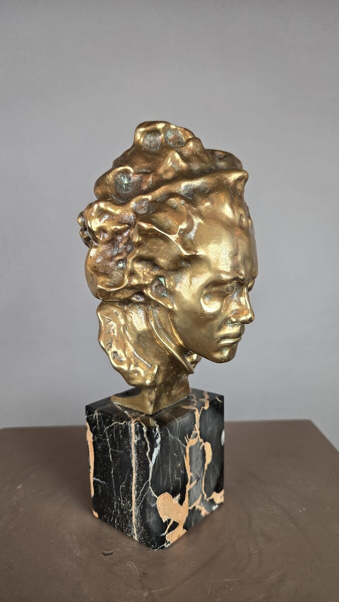 Bronze statue of Beethoven on a marble pedestal, by Alfredo Pina, 20th century