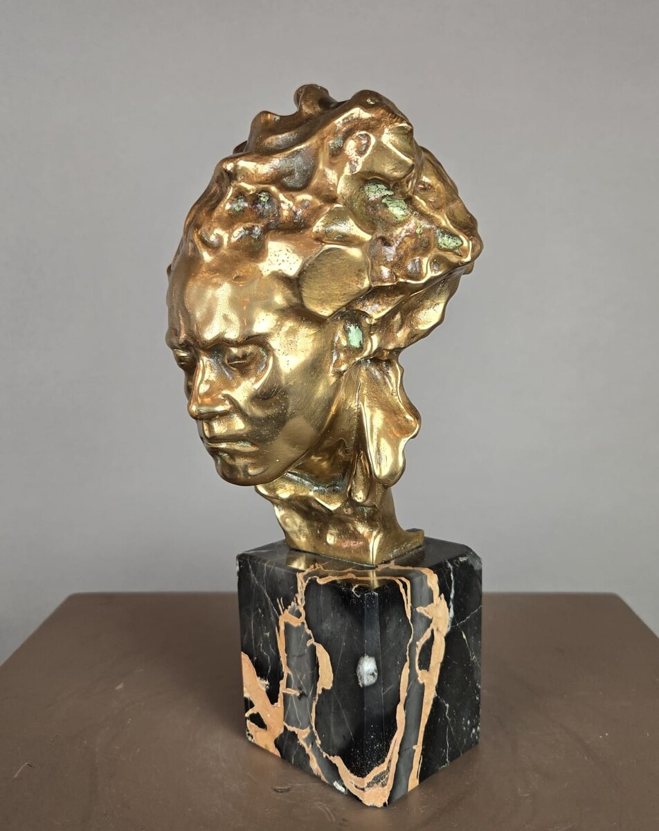Bronze statue of Beethoven on a marble pedestal, by Alfredo Pina, 20th century