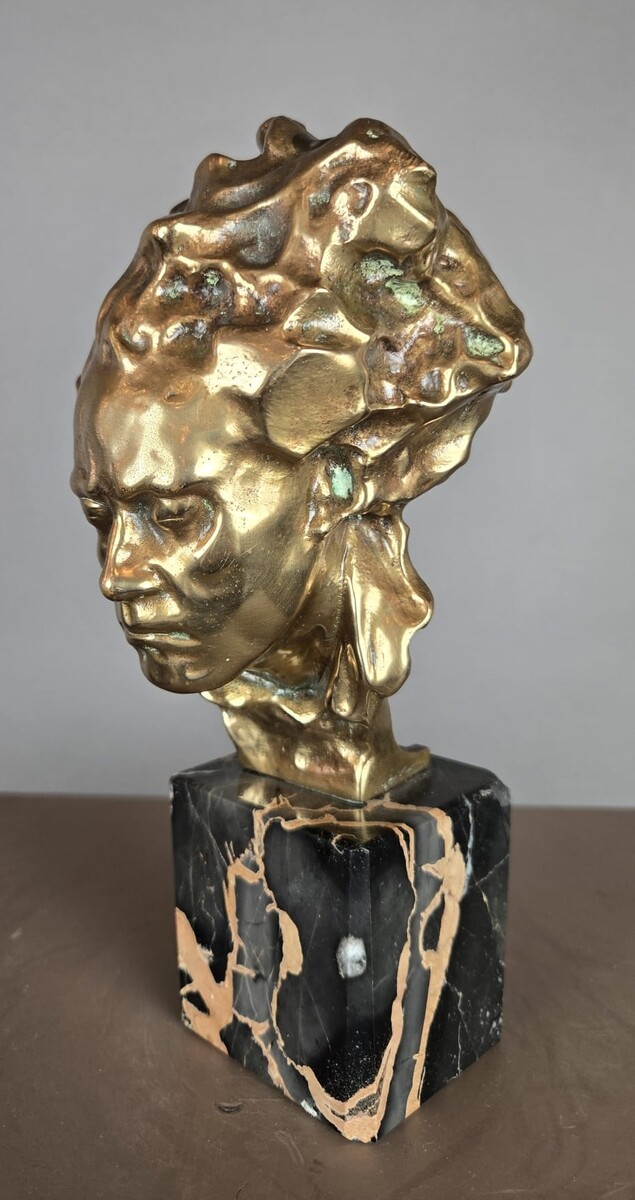 Bronze statue of Beethoven on a marble pedestal, by Alfredo Pina, 20th century