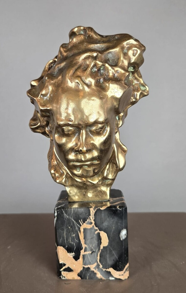 Bronze statue of Beethoven on a marble pedestal, by Alfredo Pina, 20th century