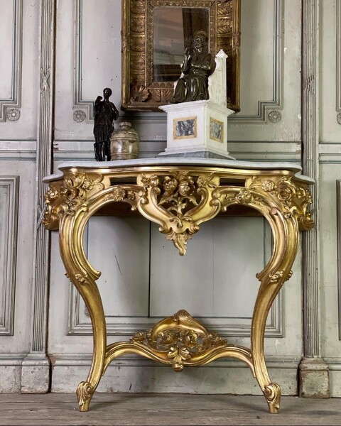 Louis XV style console in carved gilded wood. White Carrara marble tablet