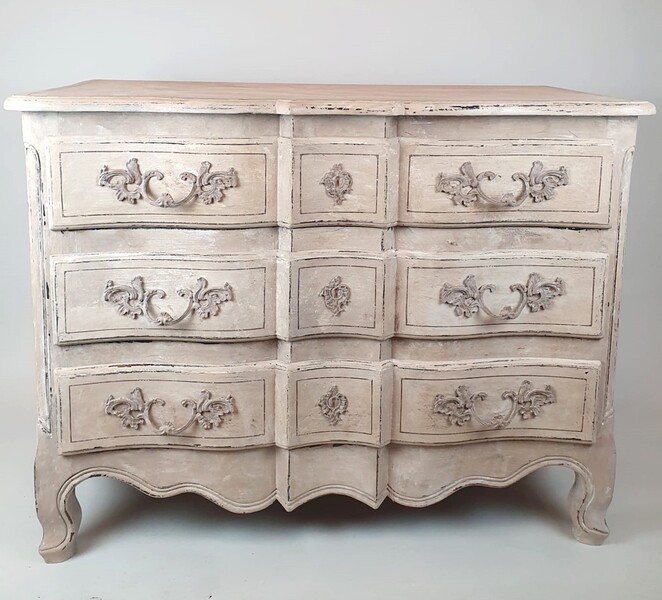 Louis XV style crossbow chest of drawers in weathered wood, early 20th