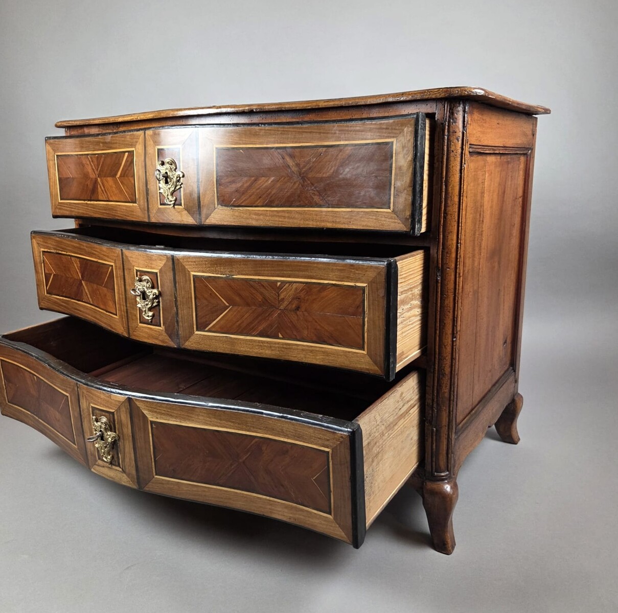 Louis XV style mahogany and rosewood chest of drawers, 19th century