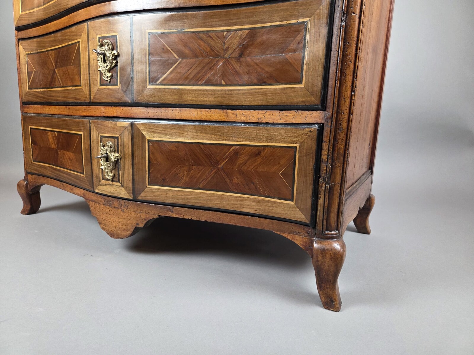 Louis XV style mahogany and rosewood chest of drawers, 19th century