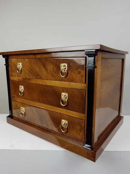 Mahogany chest of drawers, 19th