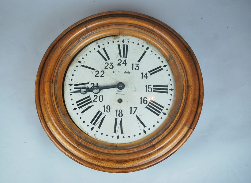 Medallion-shaped wall clock