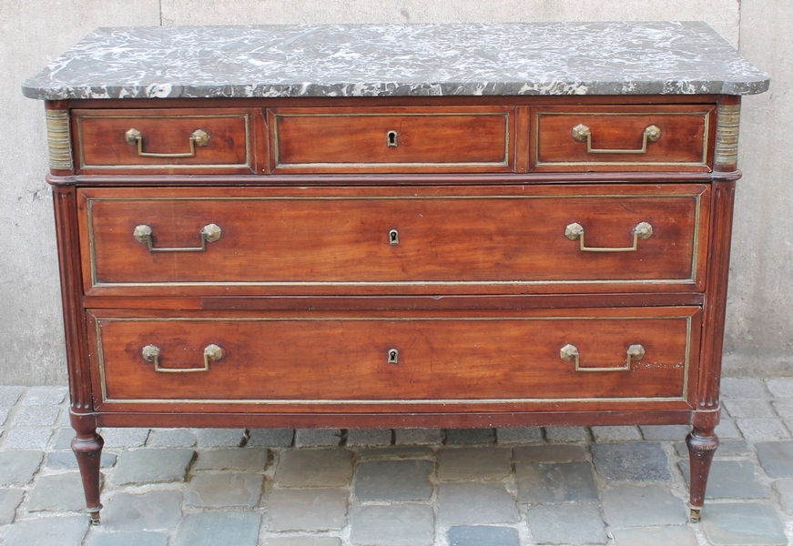 18th C. mahogany chest of drawers