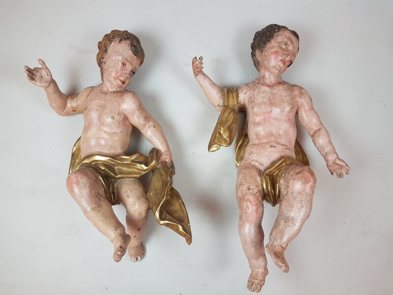 2 cherubs in gilded and polychromed wood, 17th