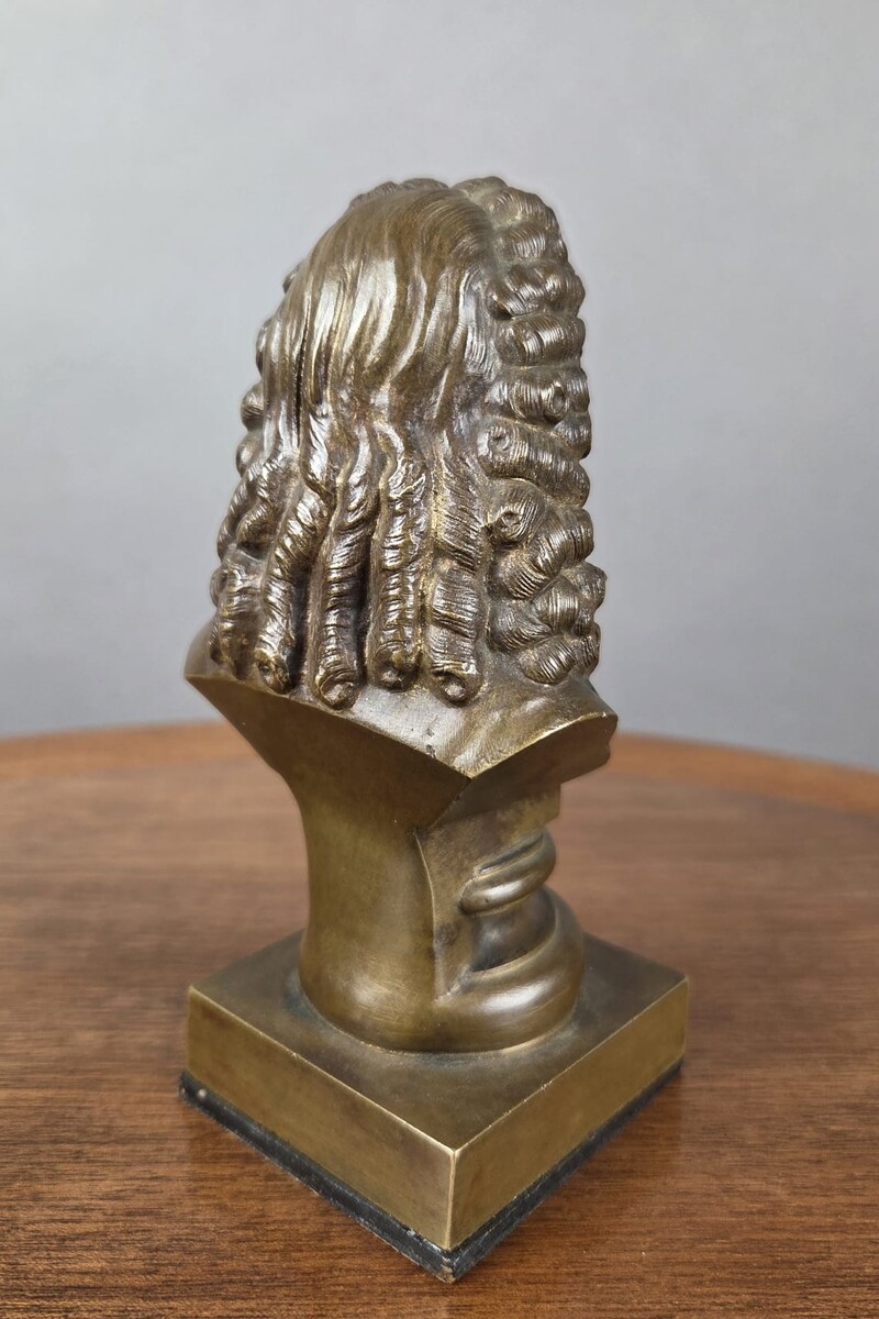 2 small bronze busts, 