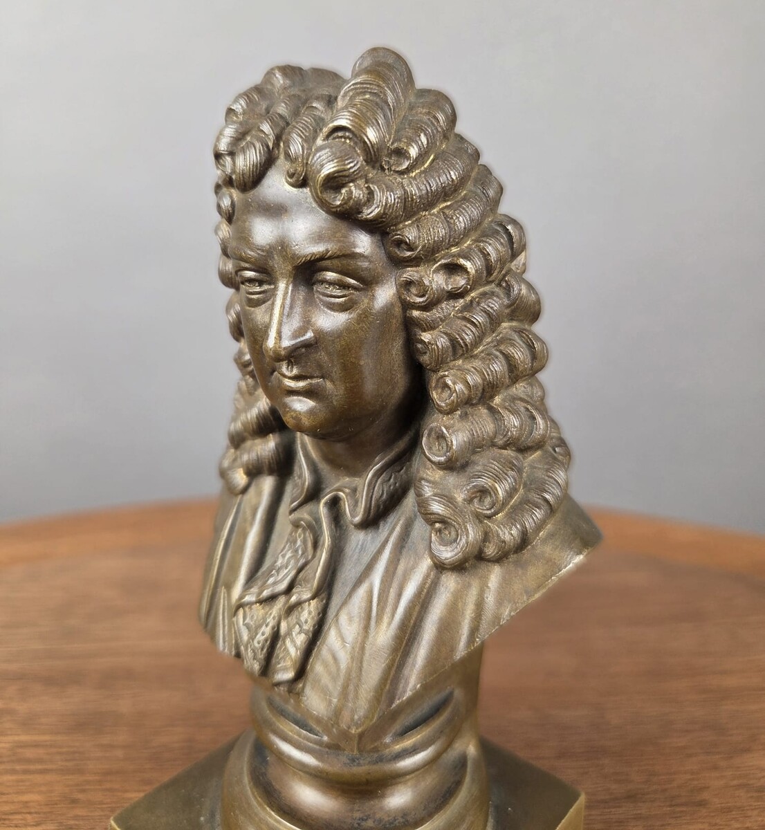2 small bronze busts, 