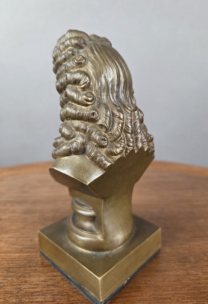 2 small bronze busts, 