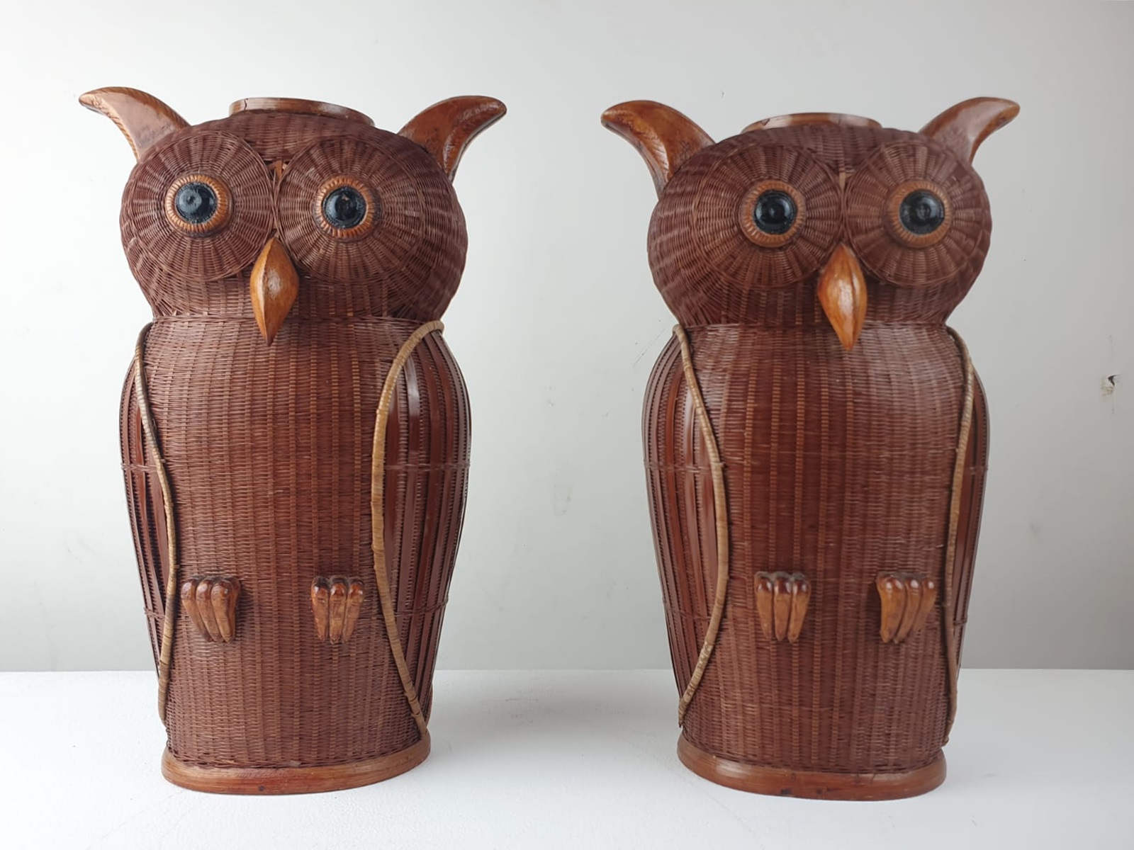 2 wicker owls forming a vase