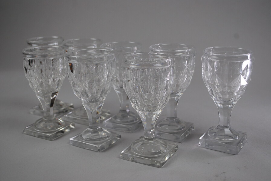 8 Voneche crystal glasses