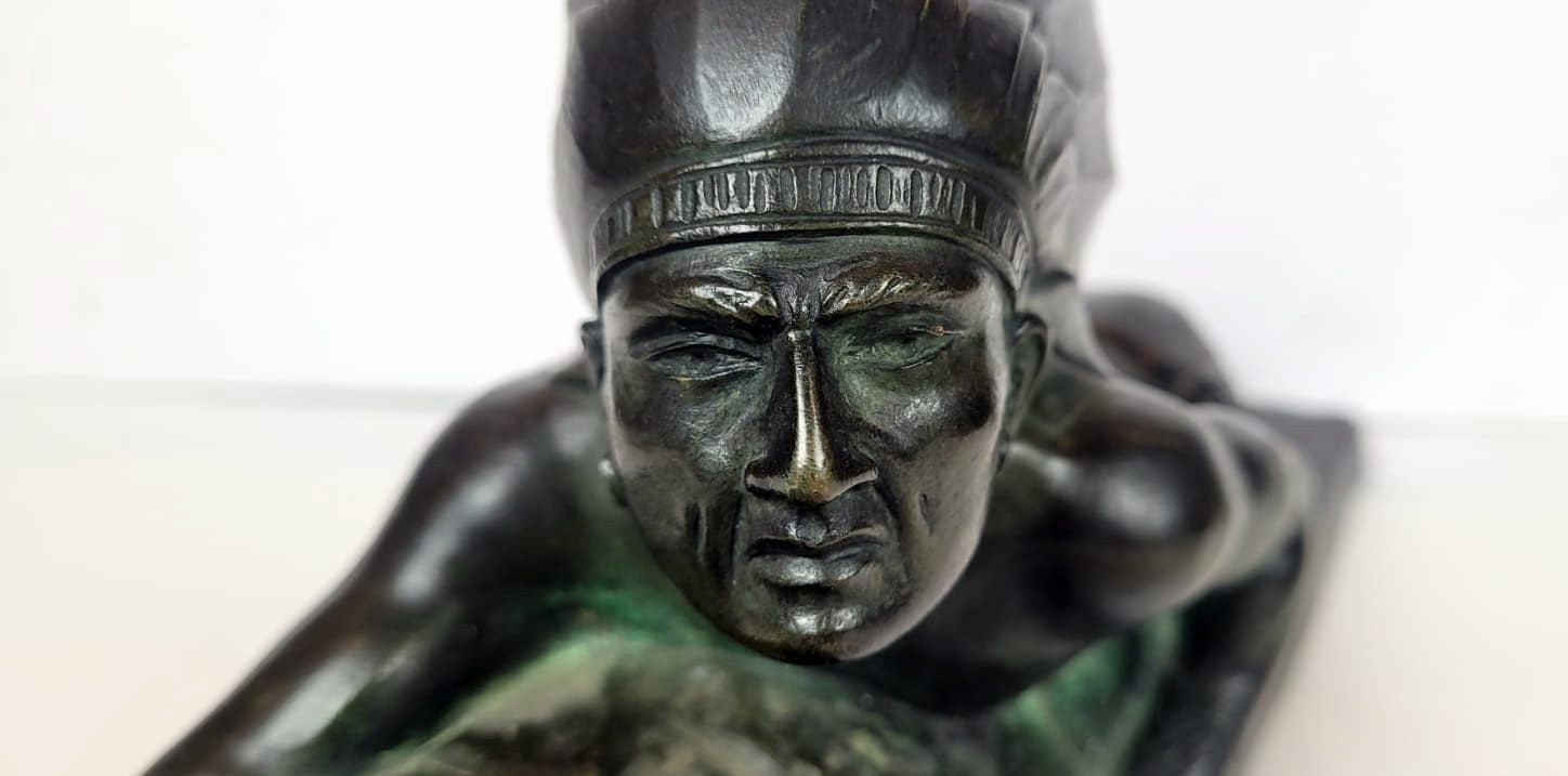 Art deco bronze sculpture with green patina representing an Indian on the lookout. Signed E.Guy for Edouard Guy Du passage (1872 - 1925) - France