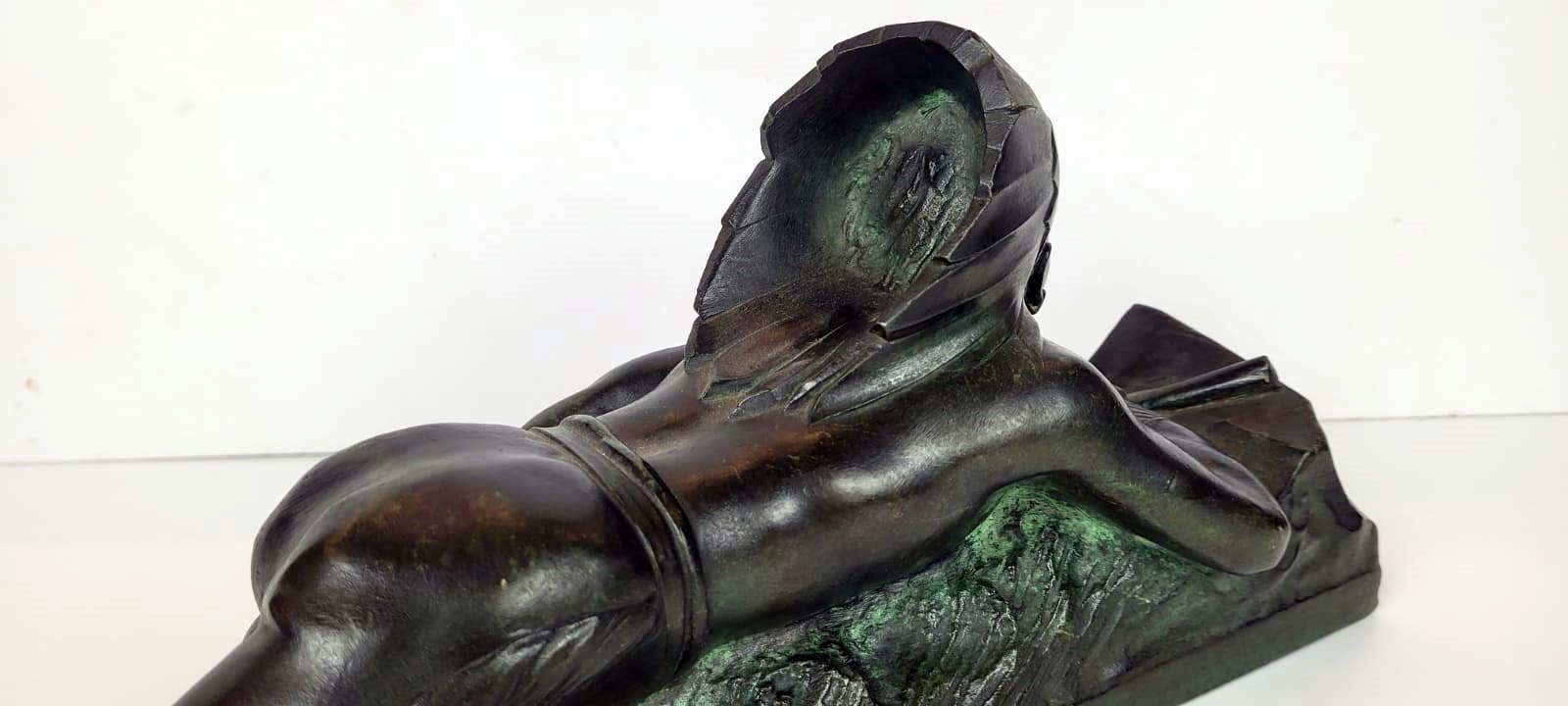 Art deco bronze sculpture with green patina representing an Indian on the lookout. Signed E.Guy for Edouard Guy Du passage (1872 - 1925) - France