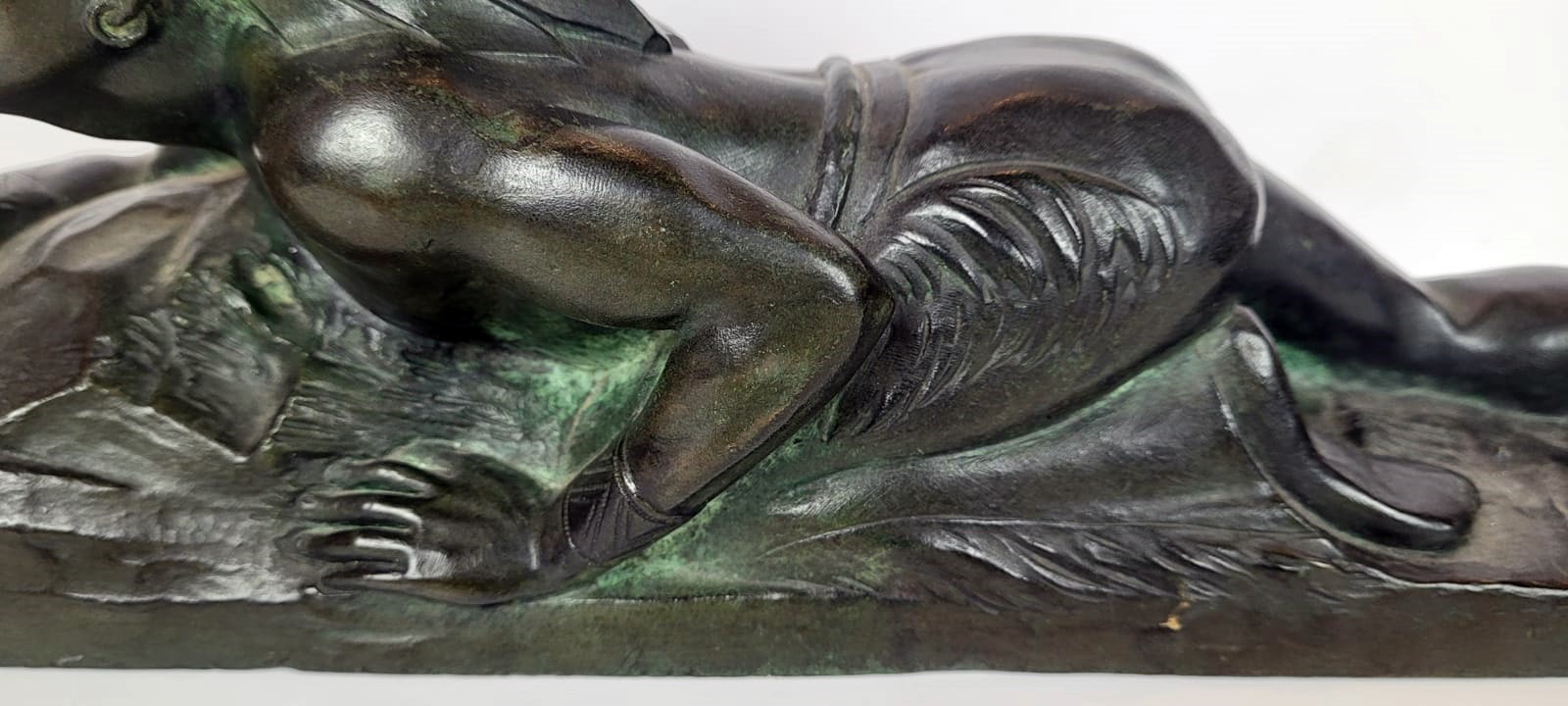 Art deco bronze sculpture with green patina representing an Indian on the lookout. Signed E.Guy for Edouard Guy Du passage (1872 - 1925) - France