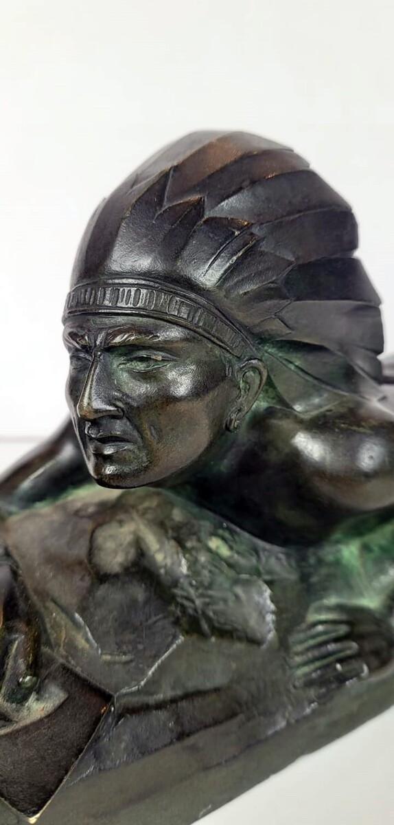 Art deco bronze sculpture with green patina representing an Indian on the lookout. Signed E.Guy for Edouard Guy Du passage (1872 - 1925) - France