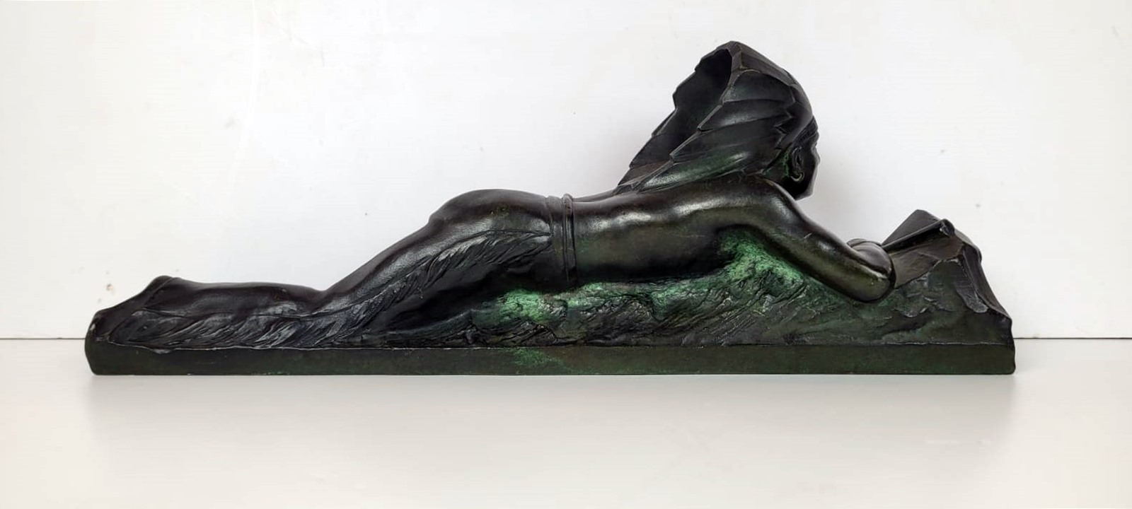 Art deco bronze sculpture with green patina representing an Indian on the lookout. Signed E.Guy for Edouard Guy Du passage (1872 - 1925) - France