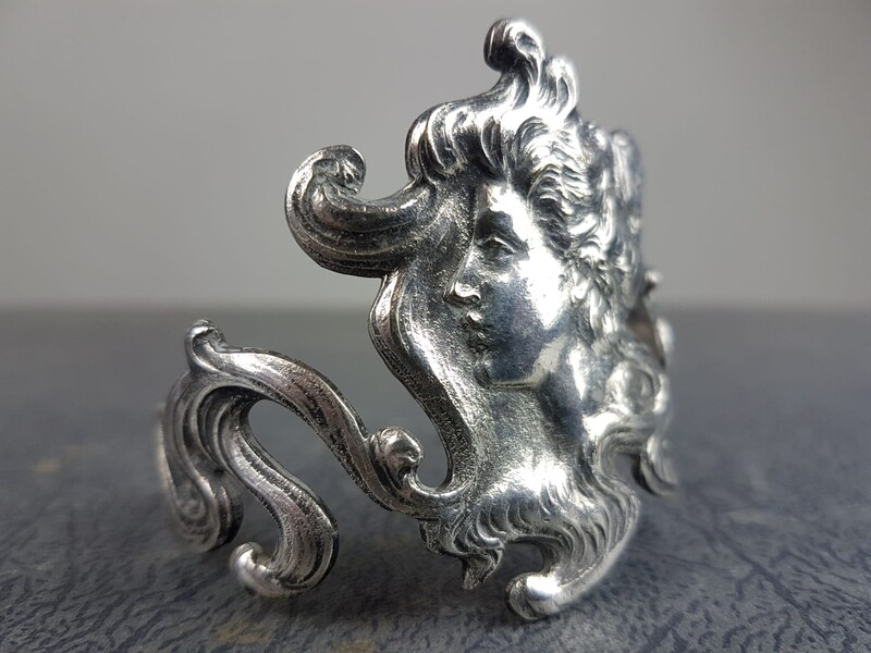 Art Nouveau bracelet in silver metal