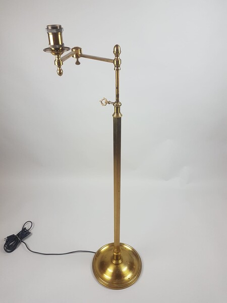 Articulated and height-adjustable brass reading lamp