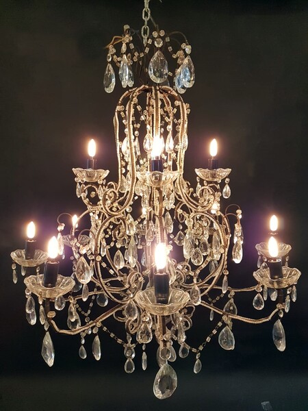 Beautiful chandelier with 8 light arms - 12 lamps