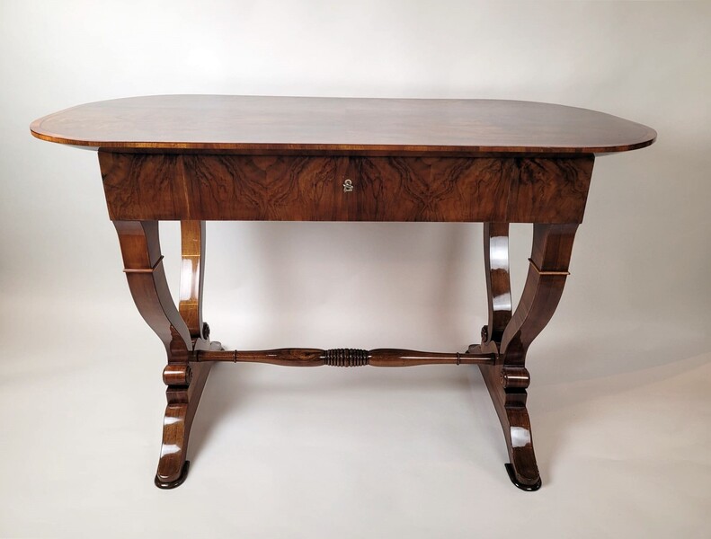 Biedermeier desk in walnut veneer - perfect condition - eagle head marquetry
