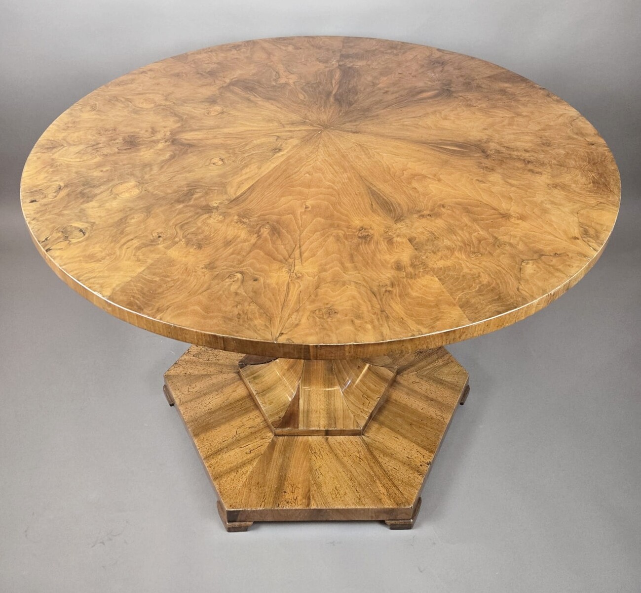 Biedermeier pedestal table with a folding top in burr walnut, 19th century 