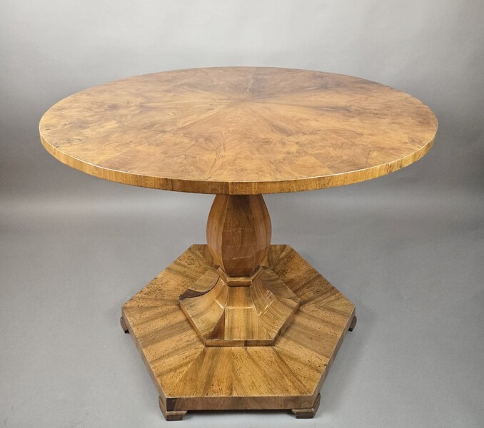 Biedermeier pedestal table with a folding top in burr walnut, 19th century 