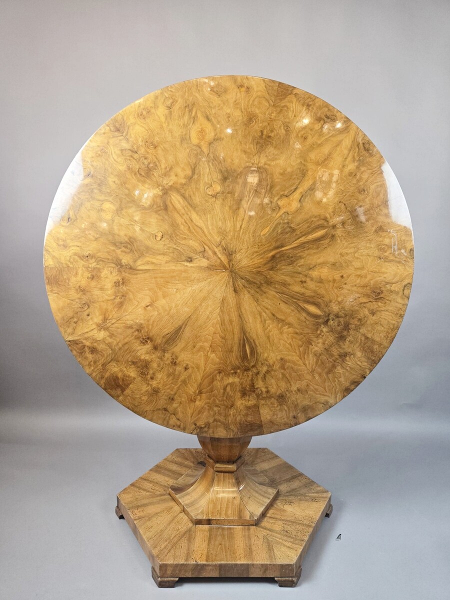 Biedermeier pedestal table with a folding top in burr walnut, 19th century 