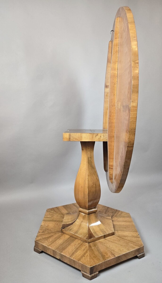 Biedermeier pedestal table with a folding top in burr walnut, 19th century 