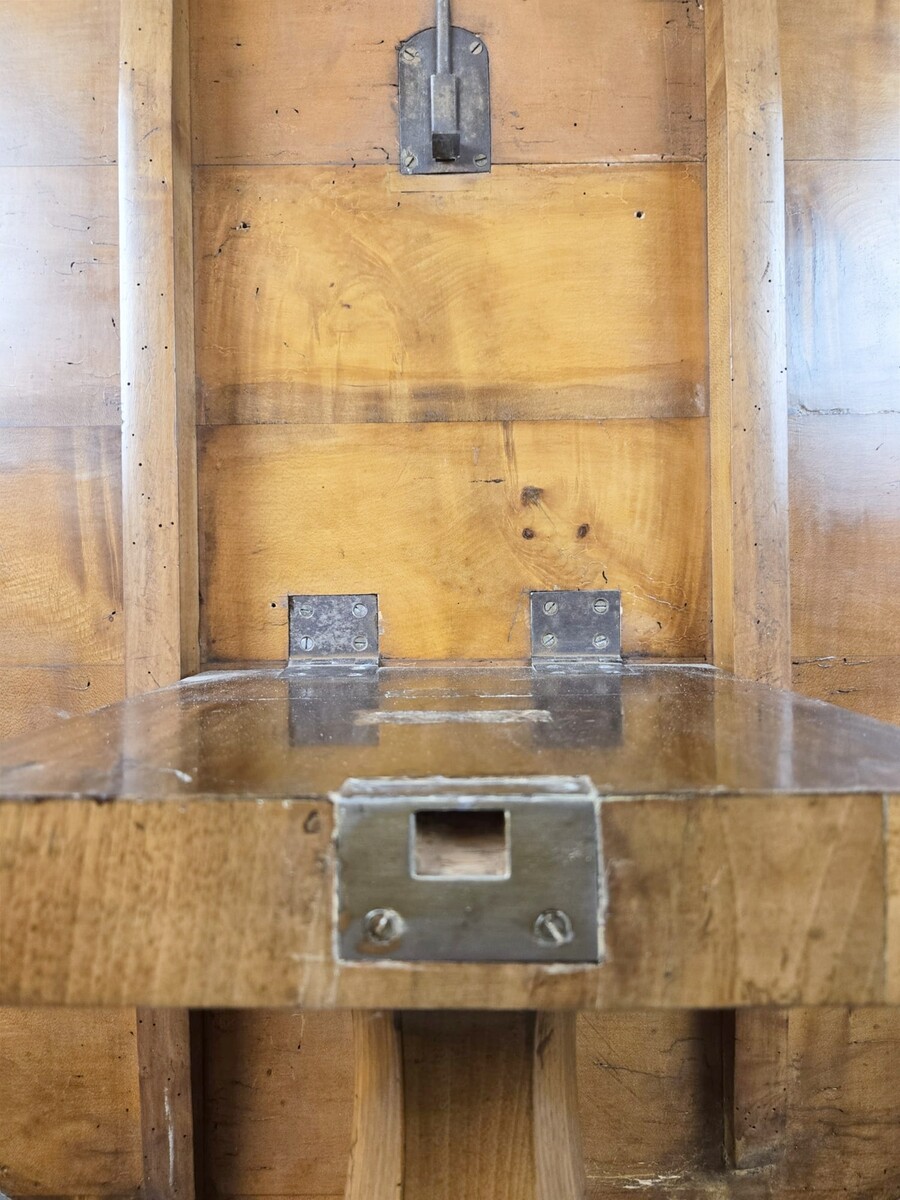 Biedermeier pedestal table with a folding top in burr walnut, 19th century 