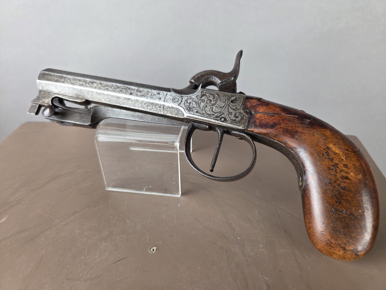 Box-type percussion pistol, throwing bayonets