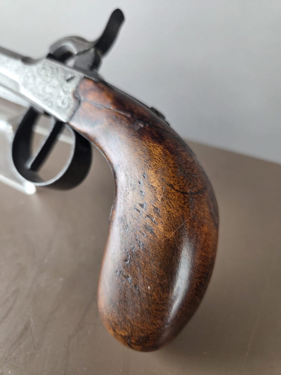 Box-type percussion pistol, throwing bayonets