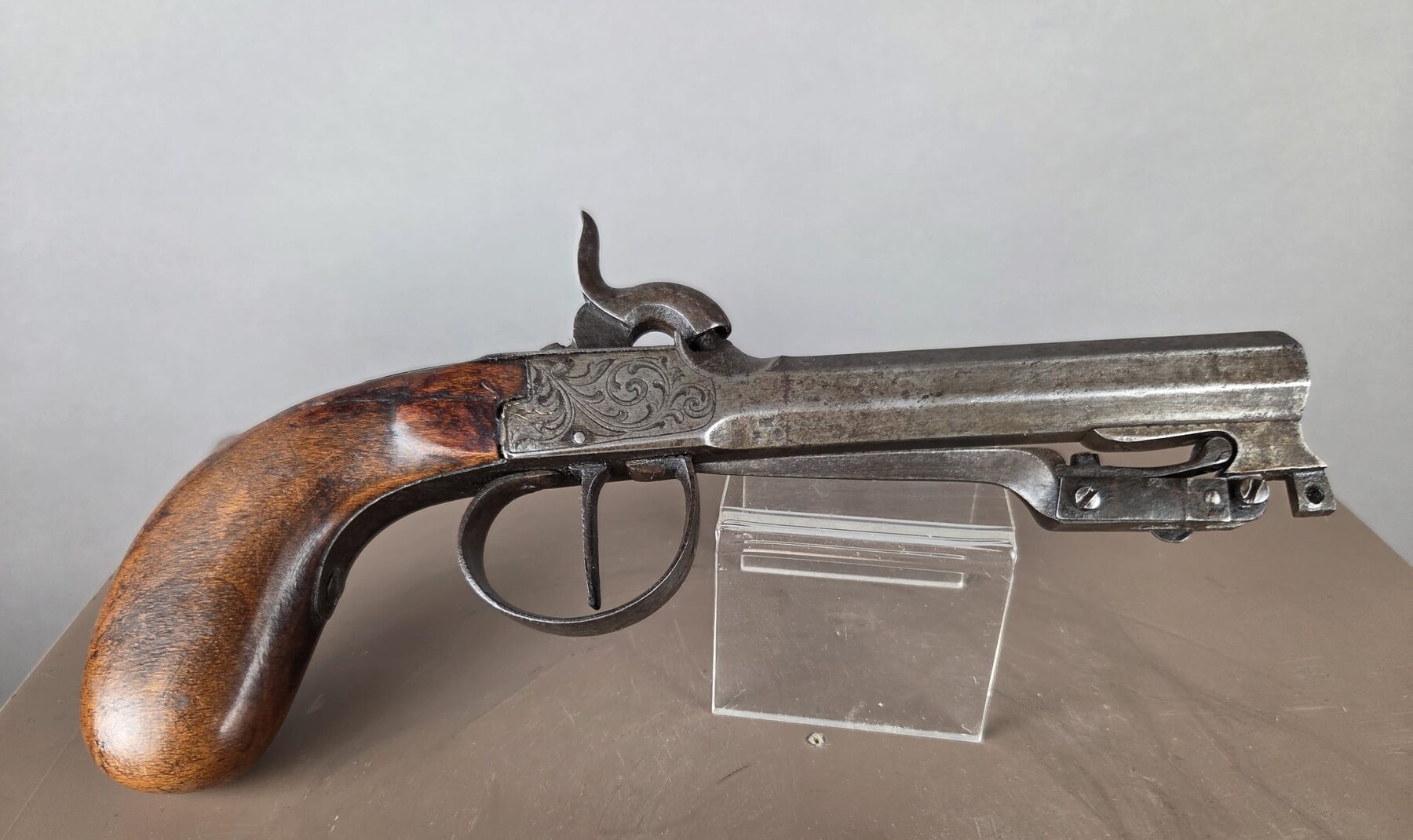 Box-type percussion pistol, throwing bayonets