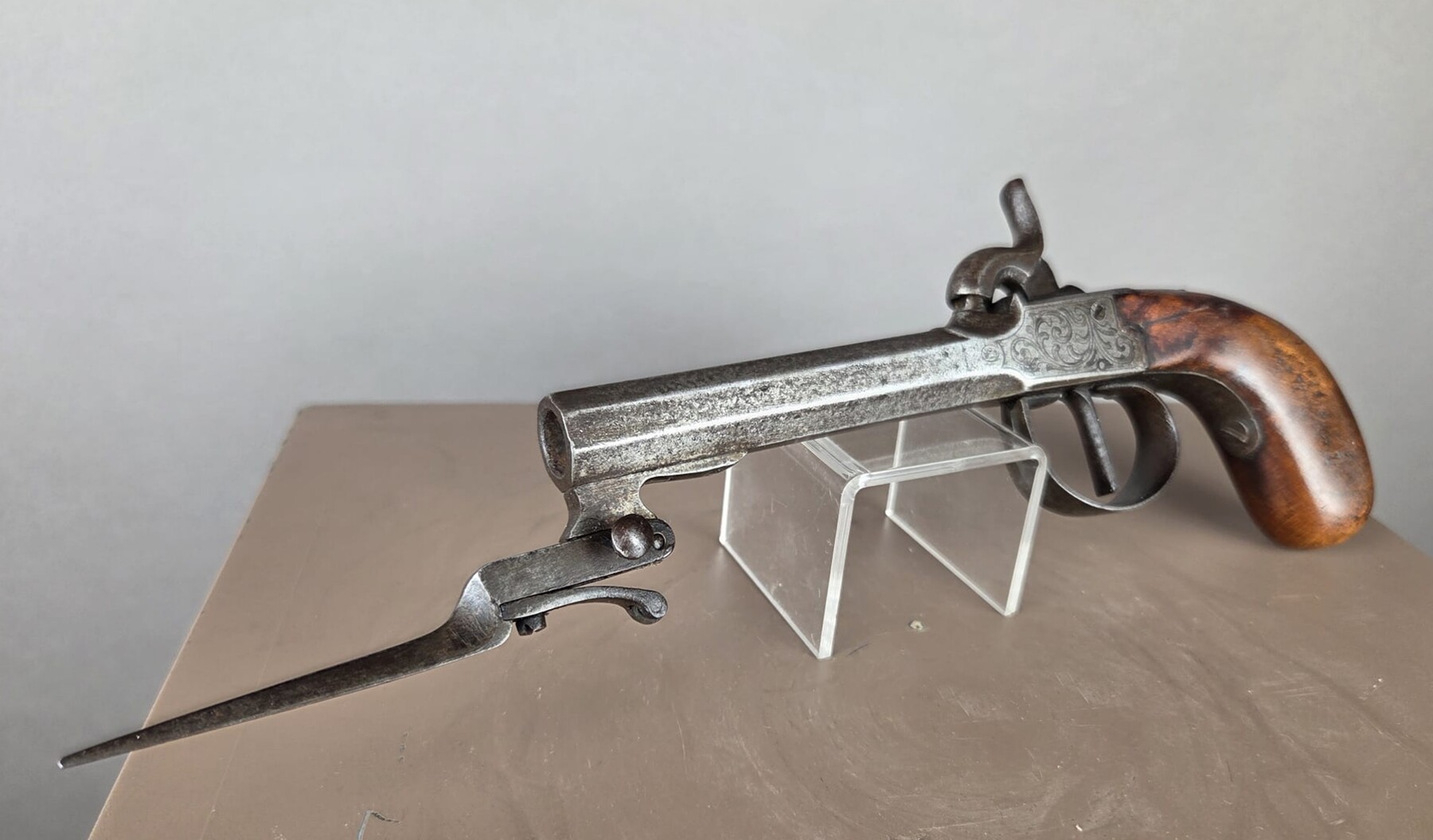 Box-type percussion pistol, throwing bayonets