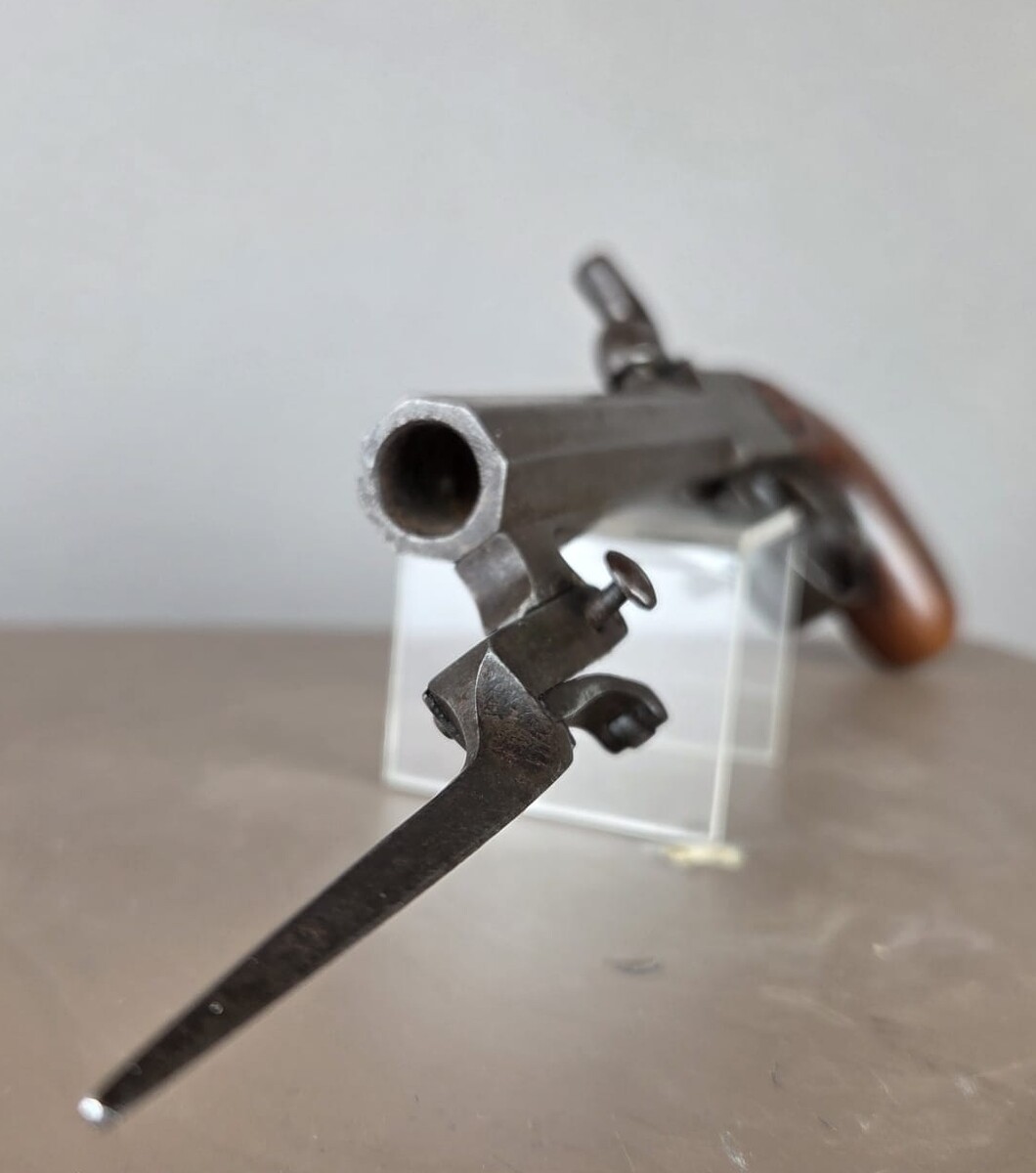 Box-type percussion pistol, throwing bayonets