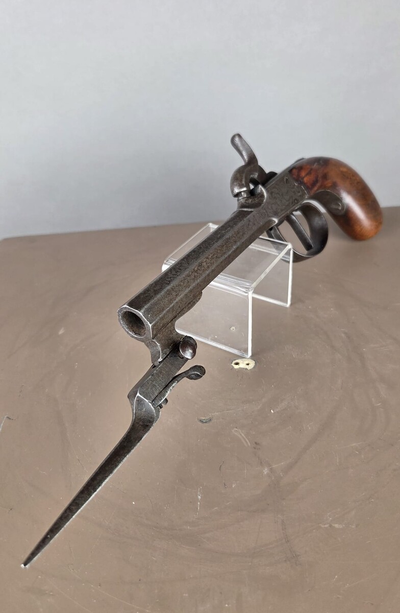 Box-type percussion pistol, throwing bayonets