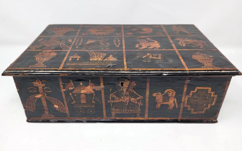 Box with different compartments and secrets - Lacquer and drawings - probably 19th Nepalese work