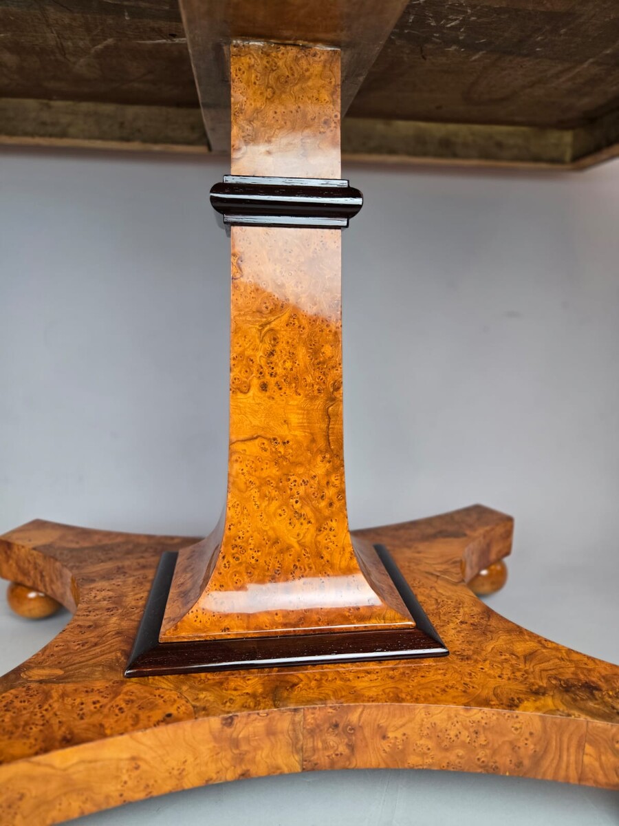 Burl elm pedestal table, 19th century, circa 1820
