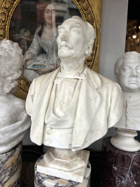 Bust of a dignitary in white marble, late 19th century