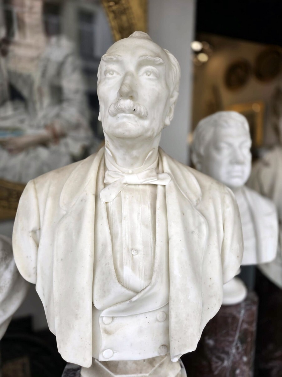 Bust of a dignitary in white marble, late 19th century