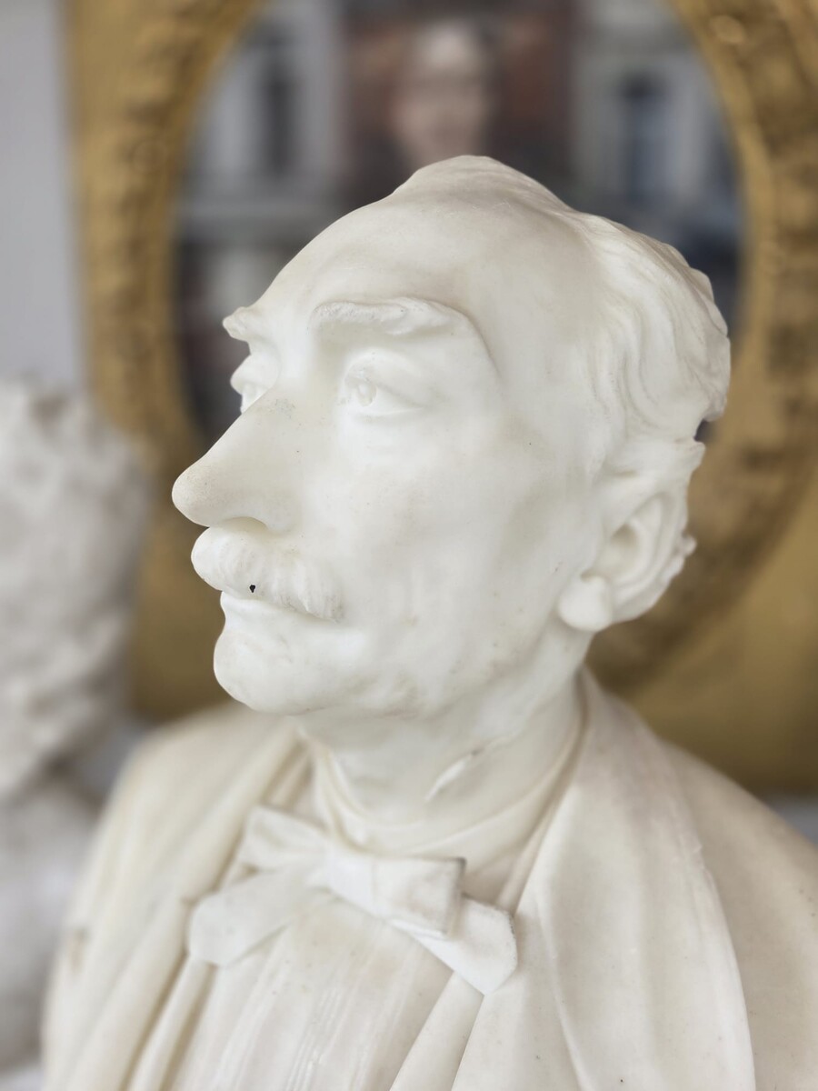 Bust of a dignitary in white marble, late 19th century