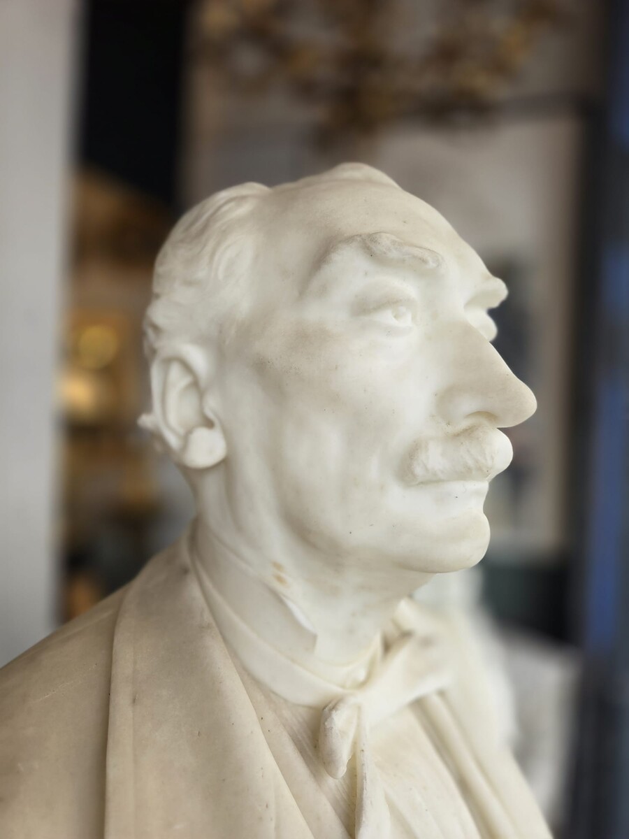 Bust of a dignitary in white marble, late 19th century