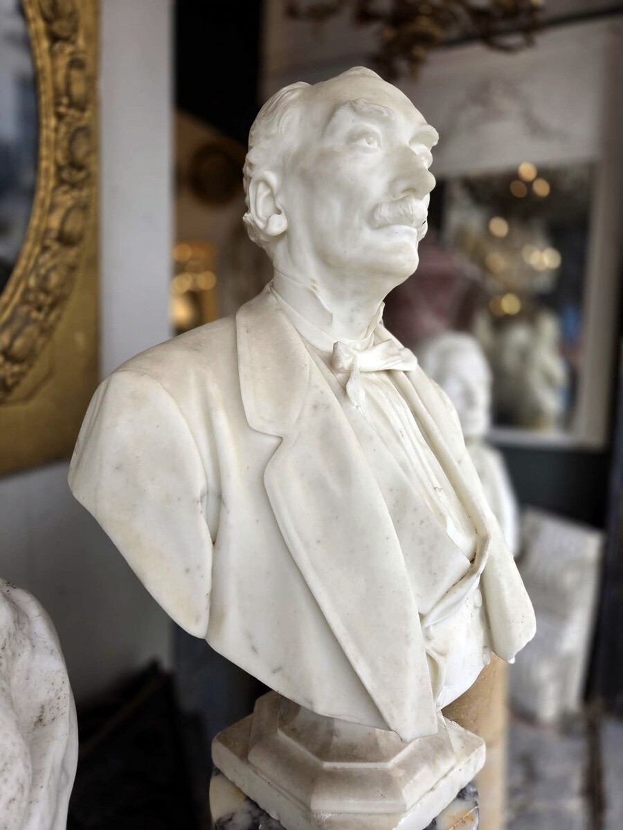 Bust of a dignitary in white marble, late 19th century